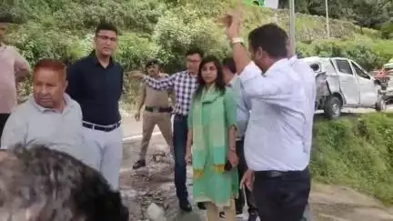 पौड़ी: राष्ट्रीय राजमार्ग पर पेट्रोल पंप के नज़दीक डीएम ने किया निरीक्षण, 10 दिन के भीतर समस्या समाधान के दिए निर्देश