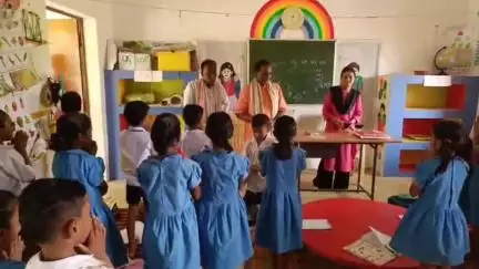 କାମାକ୍ଷାନଗର: ଶୀତଳବସା ସ୍କୁଲରେ ପାଠ ପଢ଼ାଇଲେ ବିଧାୟକ
