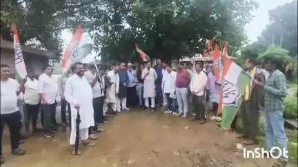 लखनपुर: बिजली दरों में बढ़ोतरी को लेकर ब्लॉक कां. कमेटी ने देवतालाब के सामने विरोध प्रदर्शन कर ज्ञापन सौंपा