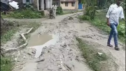 কুলপি: মেনাপাড়া তে গ্রামে বেহাল রাস্তা রাস্তার কাজের অর্ডার হলেও কাজ শুরু হয়নি ক্ষোভে গ্রামবাসীরা#jansamasya