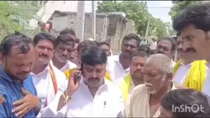 మునుగోడు గ్రామంలో మండుటెండలో తాహసిల్దార్ కు ఫోన్ చేసి రైతు సమస్యను తీర్చిన ఎమ్మెల్యే ప్రవీణ్