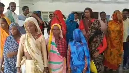 मुरैना नगर: जडेरु ग्राम पंचायत में तीन महीने काम के बाद भी आदिवासी मजदूरों के खाते में पैसे नहीं आए, कलेक्ट्रेट में शिकायत