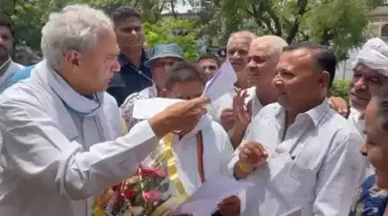 टोंक: टोंक में पीपलू, डिग्गी और मालपुरा को जोड़ने वाला गहलोद रपट टूटकर बनास नदी में बह गया, ग्रामीणों ने सांसद को ज्ञापन सौंपा