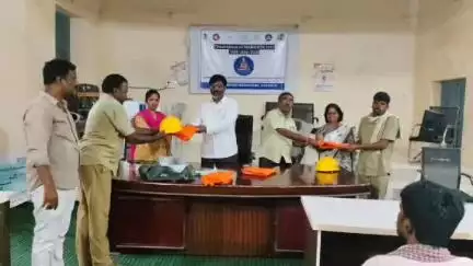 నారాయణ్​ఖేడ్: నారాయణఖేడ్ మున్సిపల్ కార్మికులకు రక్షణ పరికరాల పంపిణీ
