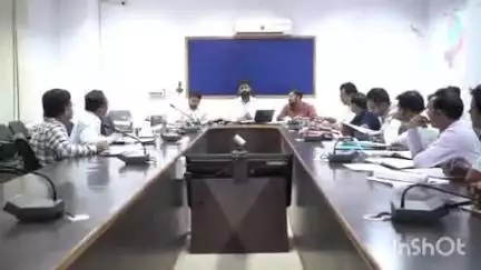 जशपुर: जशपुर कलेक्टर ने एकलव्य विद्यालय संचालन समिति की समीक्षा बैठक में साफ-सफाई और स्वास्थ्य पर ध्यान देने के दिए निर्देश