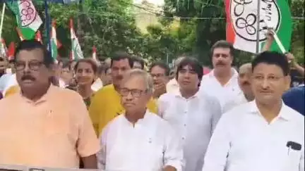 রামপুরহাট ১: বিজেপি শাসিত ভিনরাজ্যে বাঙালিদের হেনস্তার প্রতিবাদে মিছিল করে বিক্ষোভ তৃণমূল কংগ্রেসের রামপুরহাট শহরে