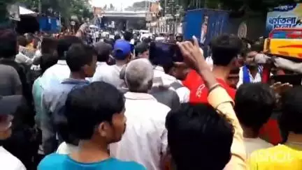 বালি-জগাছা: বেতন বাড়ানো এবং বকেয়া বেতনের দাবিতে হাওড়া পুরসভার সাফাই কর্মী দের পথ অবরোধ করে দফায় দফায় বিক্ষোভ