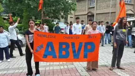 धर्मशाला: एबीवीपी ने ओडिशा में छात्रा की आत्महत्या मामले को लेकर बुधवार को डीसी कार्यालय के बाहर किया विरोध प्रदर्शन