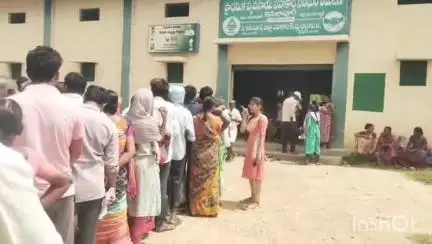 కమలాపూర్: కమలాపూర్ మండల కేంద్రంలోని ప్రాథమిక వ్యవసాయ సహకార సంఘం వద్ద రైతుల యూరియా కోసం పడిగాపులు క్యూలైండ్ నిలబడలేక ఇబ్బందులు