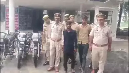 एटा: सिरसा टप्पू नहर समीप मिरहची पुलिस ने दो शातिर बाइक चोरों को गिरफ्तार किया, उनके पास से तीन चोरी की बाइक और दो अवैध तमंचा बरामद