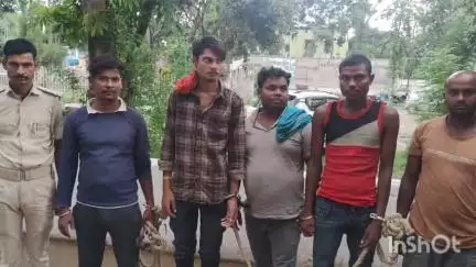 मधेपुरा: मद्य निषेध विभाग ने मधेपुरा में छापा मारकर शराब पीने के जुर्म में पांच लोगों को गिरफ्तार किया