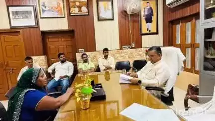 डिबाई: डिबाई विधायक सीपी सिंह ने अपने कैम्प कार्यालय पर जनता की जनसमस्याएं सुनीं, अधिकारियों को दिए दिशा निर्देश