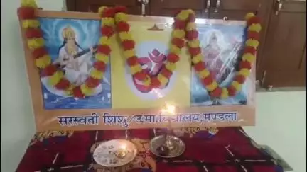 मंडला: किंगफिशर ग्रुप ने सरस्वती उच्चतर माध्यमिक विद्यालय में मेधावी छात्रों को किया सम्मानित