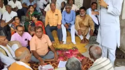 बोध गया: बोधगया में मगध विश्वविद्यालय के सामने शिक्षाकर्मियों ने मांगों को लेकर किया धरना प्रदर्शन