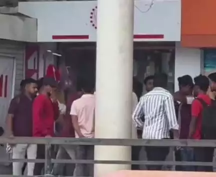 सातारा: पोवई नाका येथे पालकमंत्री यांच्या घरासमोरच्या इमारतीत हाणामारीचा व्हिडीओ व्हायरल