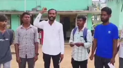 సబ్సిడీ విద్యుత్ వినియోగదారులపై అధిక బిల్లులపై విచారణ జరిపించాలంటూ విద్యుత్ సబ్ స్టేషన్ వద్ద ఆందోళన