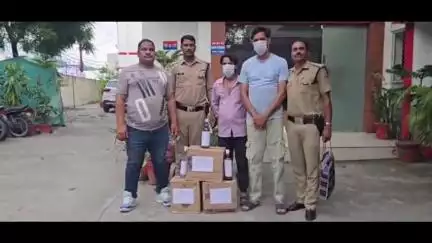 रामनगर: रानीखेत रोड पर वाहन चेकिंग के दौरान पुलिस ने अंग्रेजी शराब की तीन पेटियों के साथ दो आरोपियों को किया गिरफ्तार