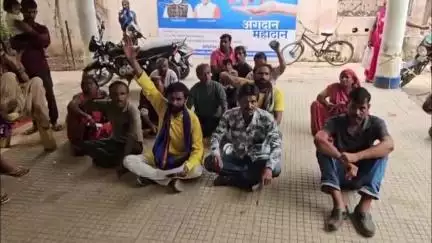 जिला अस्पताल में आजाद समाज पार्टी के बैनर तले स्थानीय लोगों का प्रदर्शन, मुख्यमंत्री के नाम RMO को ज्ञापन सौंपा