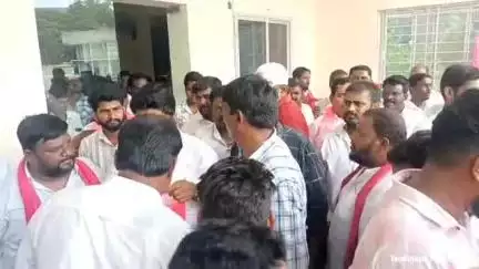 రామగుండం: బిఆర్ఎస్ నాయకులు వ్యాల్ల హరీష్ రెడ్డికి ఓ కేసు విషయంలో నోటీసులు అందజేసిన వన్ టౌన్ పోలీసులు