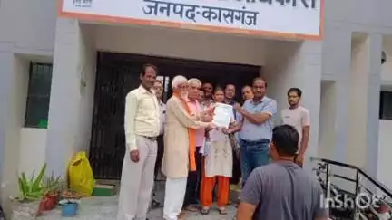 कासगंज: अशासकीय स्कूलों में शिक्षणेत्तर कर्मचारियों का विरोध, कलेक्ट्रेट पर DIOS को सौंपा 11 सूत्रीय ज्ञापन