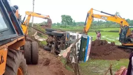 गुण्डरदेही: डुड़िया नाला के पास मुरूम लेकर जा रही 10 चक्का हाइवा वाहन अनियंत्रित होकर खेत में पलटा, बाल-बाल बचा वाहन चालक