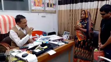 अमेठी: गरीब मरीज की मदद के लिए अमेठी जिला पंचायत अध्यक्ष राजेश अग्रहरि आगे आए, इलाज और राशन की दी सहायता