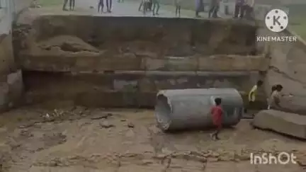 कोरबा: भारी बारिश में खोरंगपारा पुलिया का एक हिस्सा बह गया, ग्रामीणों को हो रही है काफी परेशानी