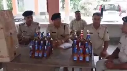 वैशाली: ट्रक में भूसे से छिपाई विदेशी शराब बरामद, लालगंज एसडीपीओ गोपाल मंडल ने दी 716 कार्टून शराब ज़ब्त होने की जानकारी