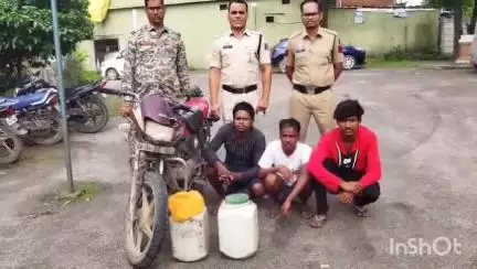 रायगढ़: कोतरारोड़ पुलिस की घेराबंदी में 20 लीटर अवैध महुआ शराब के साथ तीन लोग गिरफ्तार