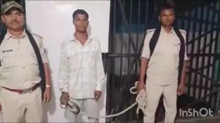 गोपालगंज: एकडेरवा गांव में पुलिस ने छापेमारी कर तीन देशी कट्टों के साथ एक युवक को किया गिरफ्तार, कोर्ट में पेश