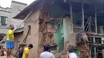 মঙ্গলকোট: অতি বৃষ্টির জেরে যবগ্রামে হুড়মুড়িয়ে ভেঙে পড়ল মাটির দোতলা বাড়ির একাংশ, কোনরকমে প্রাণ বাঁচালেন পরিবারের সদস্যরা