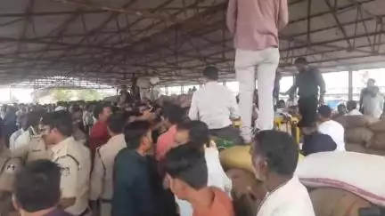 जैसीनगर: खाद की किल्लत: कृषि उपज मंडी में खाद लेने के लिए किसान सुबह 6 बजे से लाइन में लगे