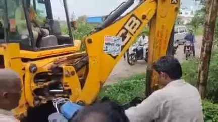 कोरांव: कोरांव में सड़क जाम कर धरने पर बैठे किसानों के बीच पहुंचे एसडीएम और तहसीलदार, नाला की खुदाई शुरू कराई तब खत्म हुआ धरना
