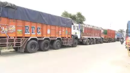 ऊना: ऊना में ट्रकों की अवैध पार्किंग बनी लोगों की मुसीबत, वाहनों की पार्किंग से सिकुड़ा ऊना अरनियाला लिंक रोड़ #jansamasya