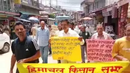 जोगिंदर नगर: जोगिंदरनगर में हिमाचल किसान सभा ने सड़कों और स्वास्थ्य सेवाओं को लेकर किया जोरदार प्रदर्शन