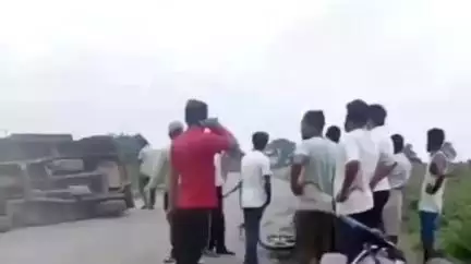 देवसर: कनई बाईपास पर तेज रफ्तार बोलेरो ने बाइक सवार को टक्कर मारी, बोलेरो पलटी