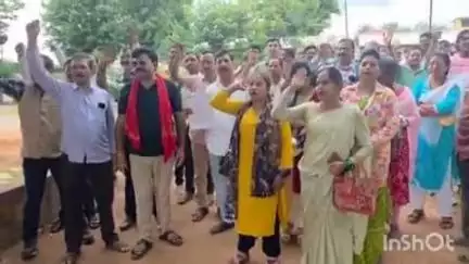 बस्तर: बस्तर में मोदी की गारंटी लागू करवाने के लिए फेडरेशन ने किया आंदोलन, एसडीएम को मुख्यमंत्री के नाम सौंपा ज्ञापन