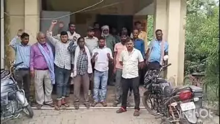 बिंदकी: बिंदकी रोड स्थित विद्युत उपकेंद्र द्वितीय में विद्युत कर्मचारियों ने वेतन कटौती के विरोध में किया प्रदर्शन