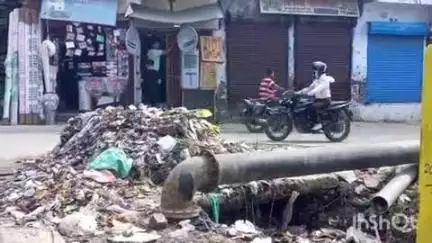 फर्रुखाबाद: मोहल्ला आजाद नगर गल्ला मंडी पुलिया के पास लगा कूड़े का ढेर, नगर पालिका बनी अनजान, लोग बदबू से परेशान