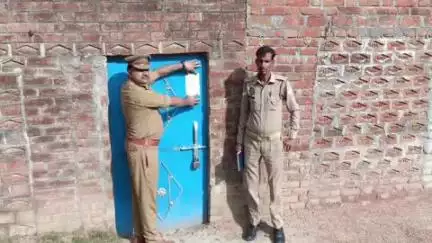 सिकंदरा: जसापुर गांव के निवासी युवक को न्यायालय ने भगोड़ा घोषित किया, पुलिस ने घर पर नोटिस किया चस्पा
