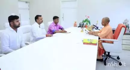 संडीला: मुख्यमंत्री से मिलकर गौसगंज को नगर पंचायत का दर्जा और मां शीतला देवी मंदिर के सौंदर्यीकरण की मांग की गई