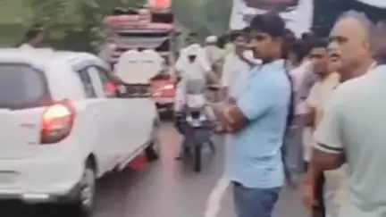 मऊ: भैसही नदी के पास बस और ई-रिक्शा में आमने-सामने हुई टक्कर, दो लोग घायल, एक की हालत गंभीर, चिकित्सकों ने किया रेफर