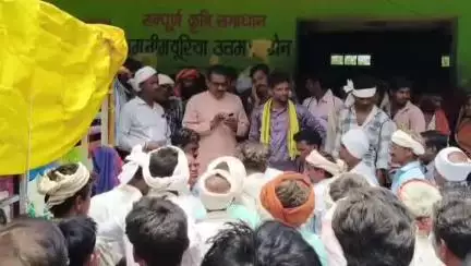 बड़वानी: रासायनिक खाद लेने पहुंचे किसान परेशान, विधायक ने अधिकारियों से बात कर जताया रोष