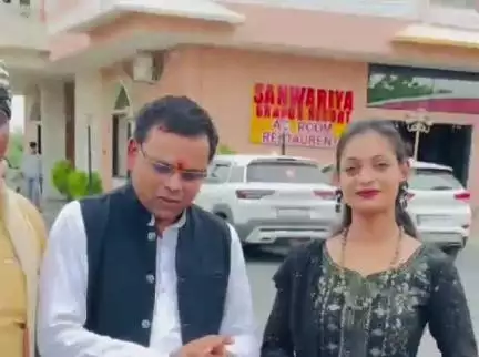 सुठालिया: सुठालिया में भाजपा नेता इंदर सिंह लववंशी ने वायरल गर्ल मोनालिसा के साथ पौधे रोपे