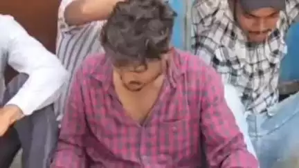 रुधौली: नकहा गांव के दर्जनों ग्रामीणों ने बिजली कटौती से नाराज होकर विद्युत उपकेंद्र पर किया प्रदर्शन