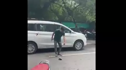 झांसी: स्टेशन रोड पर युवक ने बीच सड़क पर किया हंगामा, यातायात हुआ बाधित