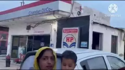 सोनीपत: दीवान पैलेस के पास पेट्रोल पंप पर ग्राहक भूला पर्स, पंप कर्मियों ने लौटाए लाखों के गहने और कैश
