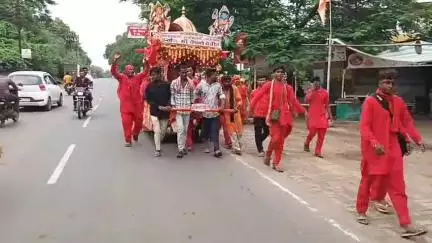 बड़वाह: बड़वाह के इंदौर-इच्छापुर हाईवे से वैष्णो देवी के लिए निकली अखंड ज्योत ध्वजा पैदल रथ यात्रा