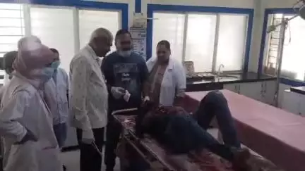 देवास: ग्राम शिप्रा के पास सड़क में गड्ढे होने से बाइक सवार दुर्घटनाग्रस्त, जिला अस्पताल में इलाज जारी