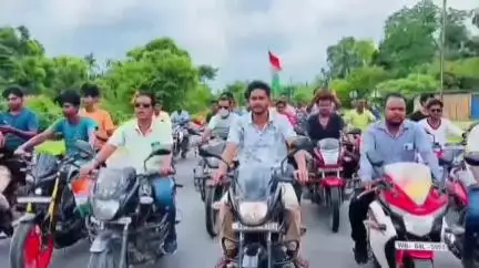 তুফানগঞ্জ ১: NRC বিরোধিতা সহ BJP শাসিত রাজ্যে বাঙালিদের হেনস্থার প্রতিবাদে তুফানগঞ্জ কলেজ থেকে জোড়াইমোড় পর্যন্ত TMYC বাইক মিছিল